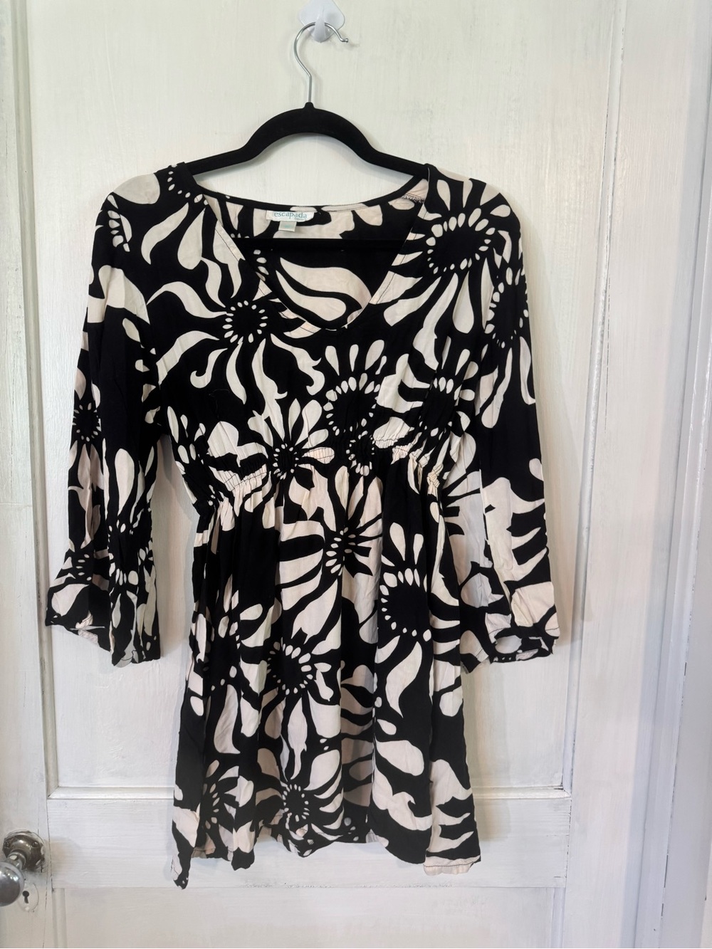 escapada Black and Cream Floral V-Neck Top